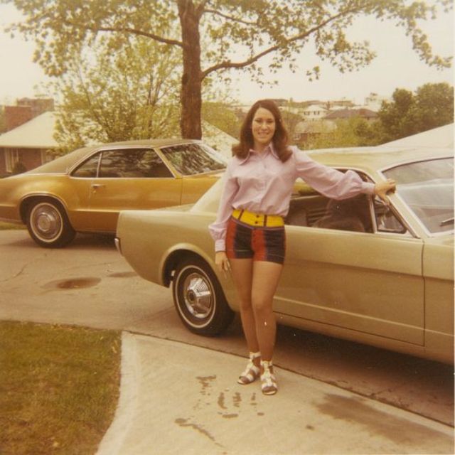 37 Vintage Photos of People Posing With Their 1960s Mustang – Yesterday Today