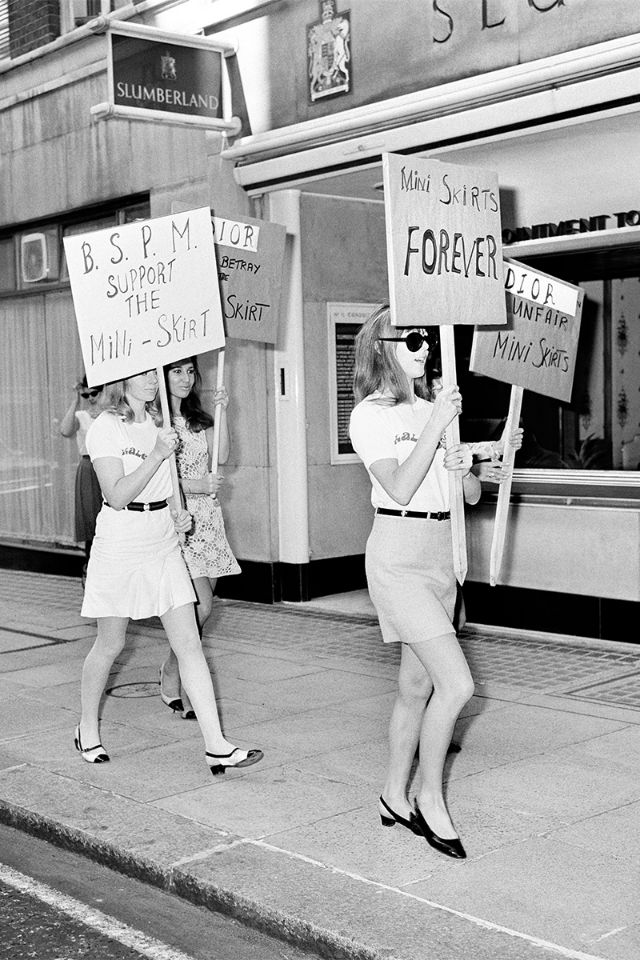 Wonderful Vintage Photos Of London Girls Protesting For Mini Skirts In